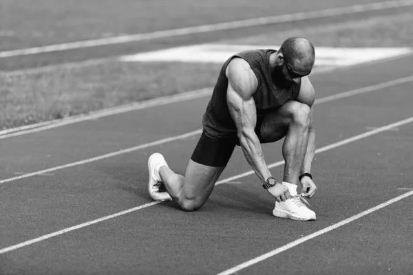 Laufschuhe Werden Von Mann Gefesselt Der Sich Zum Joggen Bereit — Stockfoto