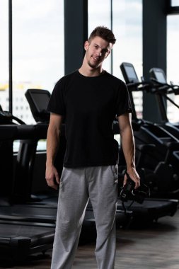 Ofiste DSR Kameralı Adam Uzağa Bakıyor ve Gülümsüyor