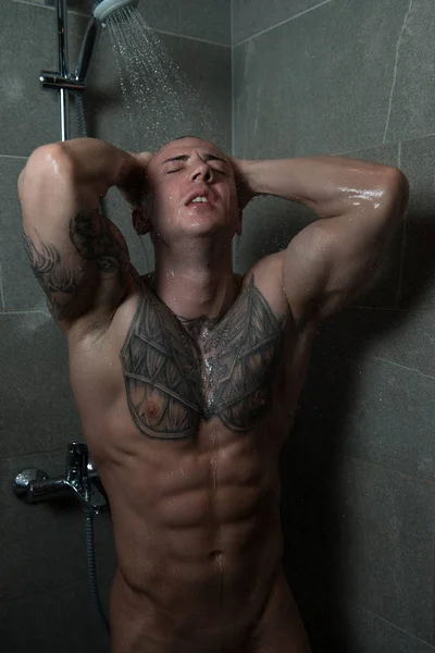 Nackt duschen männer beim Erektion in