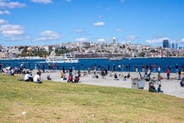 İstanbul, Türkiye - 22 Eylül 2019: İstanbul Boğaz 'da balıkçılık meraklılarını çekiyor. Birçok göçmen balık Boğaz 'dan geçer.