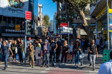 İstanbul, Türkiye, Kadıköy - 22 Eylül 2019: Dükkanlar, restoranlar ve barlarla dolu kalabalık sokaklar. İstanbul 'da Asya tarafında ilginç bir yer.