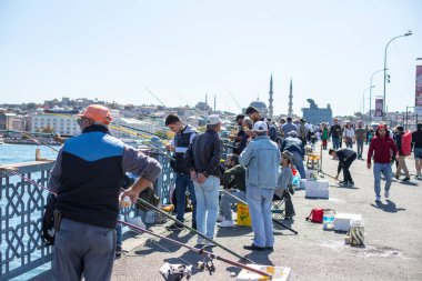 İstanbul, Türkiye - 22 Eylül 2019: Boğaziçi 'nde balıkçılık meraklıları balık tutuyor. Birçok göçmen balık Boğaz 'dan geçiyor..