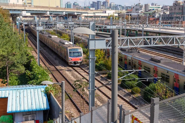 Eisenbahninfrastruktur und vorbeifahrende Züge. Eisenbahn-Stromversorgung. Bahnanlagen — Stockfoto