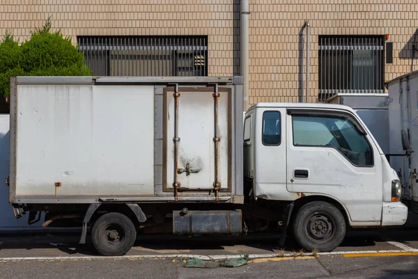 Un camión viejo. Camión de comestibles blanco. Pequeño vehículo refrigerador oxidado. Comercialización logística . Fotos De Stock Sin Royalties Gratis