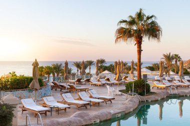 Sharm El Sheikh, Mısır - 11.03.2019 Hyatt Regency Sharm El Sheikh Resort. Sabahın köründe havuz başı. Egzotik bir tatil köyünden deniz manzarası.