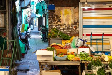 Sebze pazarında dar bir sokak. Renkli Asya caddesi. Sebzeler ve sebzeler markette. Asya alışveriş caddesi.