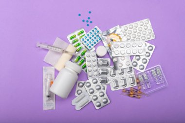 Leylak arka planında farklı ilaçlar var. Farklı amaçlar için farklı ilaçlar. Doktorlar reçete yazar, her türlü ilacın bir amacı vardır. Tıp hayatımızın bir parçası..