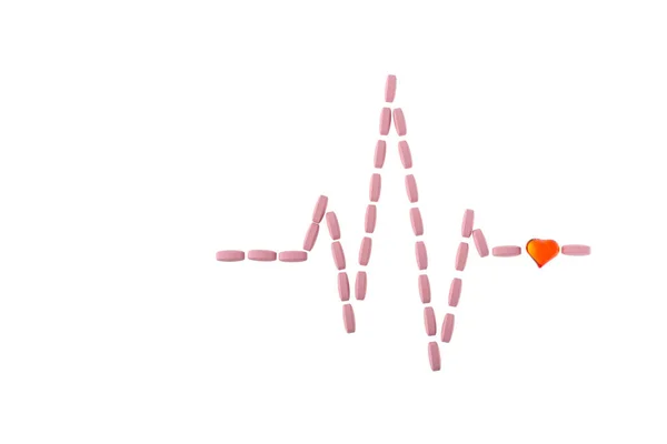 Prášky ve tvaru kardiogramu pulsu na bílém izolovaném pozadí. Vitamíny a červené sklo srdce, symbol zdravého životního stylu. Farmaceutický a kardiologický koncept. Srdeční rytmus z tablet — Stock fotografie