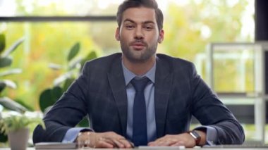 Ofiste konuşan işadamlarının seçici odağı 