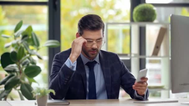 Enfoque Selectivo Empresario Feliz Tomar Selfie — Vídeo de stock