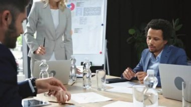 İş toplantısında konuşan pozitif çok kültürlü iş adamları