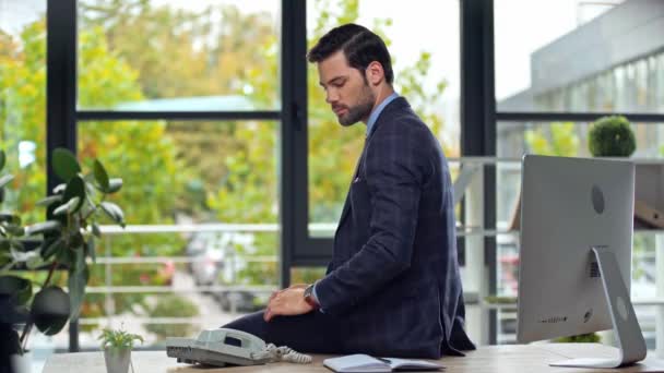 Hombre Negocios Feliz Usando Teléfono Oficina — Vídeos de Stock