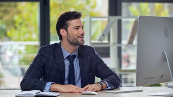 Χαρούμενος Επιχειρηματίας Έχει Βίντεο Ομιλία Στο Γραφείο — Αρχείο Βίντεο