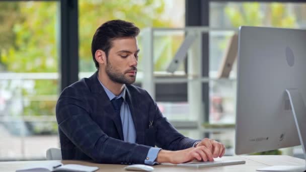 Vue Recadrée Femme Donnant Sac Papier Homme Affaires — Video