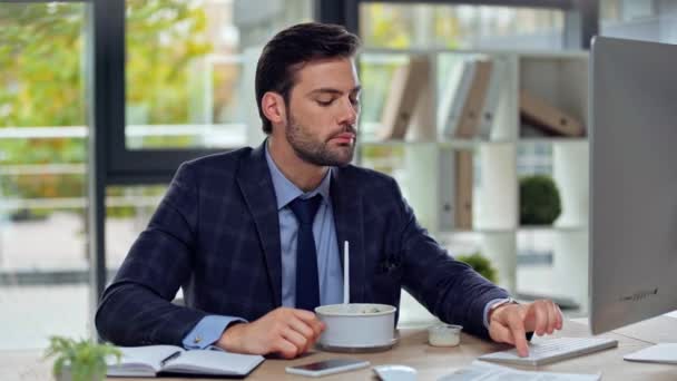 Handsome Businessman Eating Salad Office — Stock Video