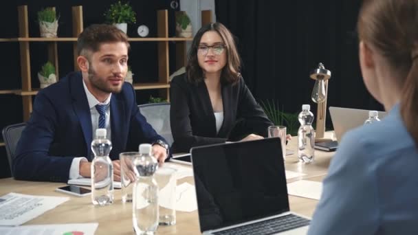 Joven Empresario Hablando Mostrando Explicar Gesto Los Colegas — Vídeo de stock