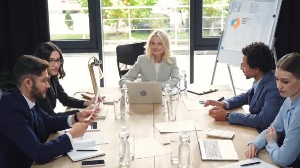 Zelfverzekerde Zakenvrouw Gesprek Met Multiculturele Collega — Stockvideo