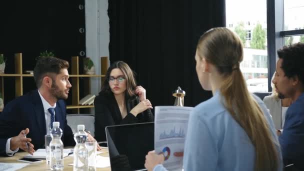 Jovem Empresário Alegre Conversando Com Colegas Multiculturais — Vídeo de Stock