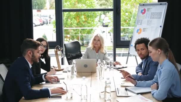 Empresários Multiculturais Conversando Durante Reunião Negócios — Vídeo de Stock