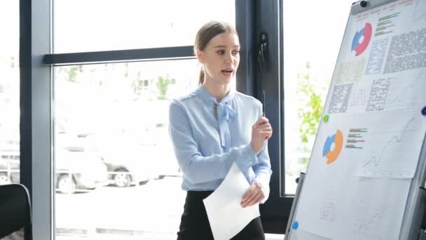 Smiling Businesswoman Showing Infographics Flipchart Multicultural Colleagues — ストック動画
