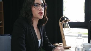 Neşeli iş kadını konuşması ve iş yerinde el sıkışması.