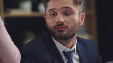 makyaj sanatçısı kozmetik fırçasıyla aktörün yüzüne dokunuyor