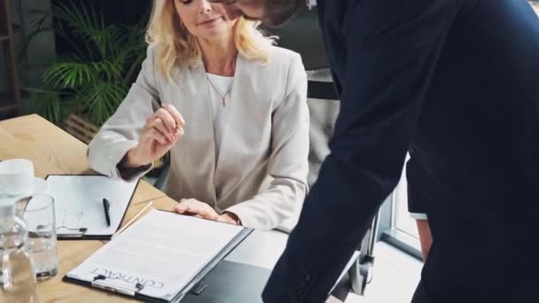 Zakenvrouw Tonen Contract Aan Collega Tijdens Zakelijke Bijeenkomst — Stockvideo