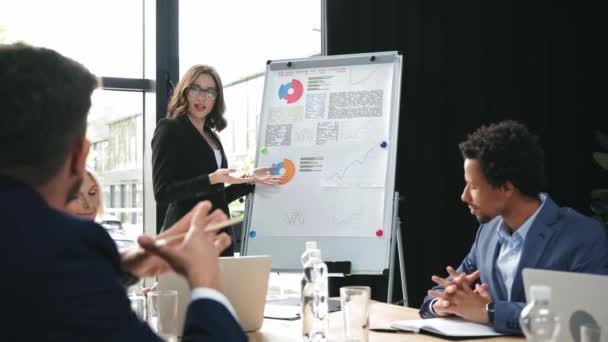 Confident Businesswoman Making Presentation Infographics Flipchart — Stock Video
