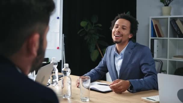 Uśmiechnięty Afrykański Biznesmen Rozmawiający Wielokulturowymi Kolegami — Wideo stockowe