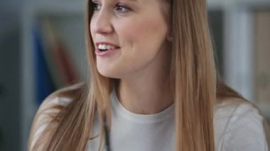 Neşeli iş kadını iş toplantısında konuşuyor ve dans taklidi yapıyor.