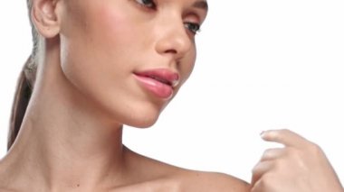 Vücuda dokunan kadın bembeyaz