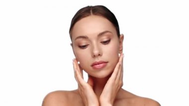 Yüze dokunan kadın ve beyaz tenli gülümseme