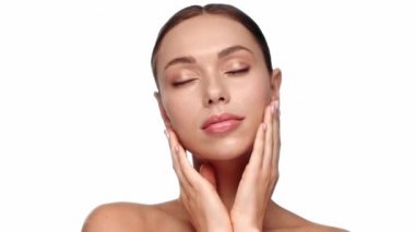 Yüzüne dokunan kapalı gözlü kadın, beyaz tenli.