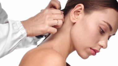 Kırpılmış stilistin at kuyruğu yaptığı görüntüler. 