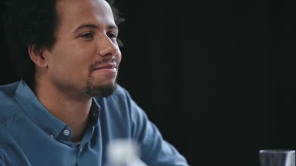 Pozitif Afro Amerikan Adamı Toplantısında Konuşuyor — Stok video