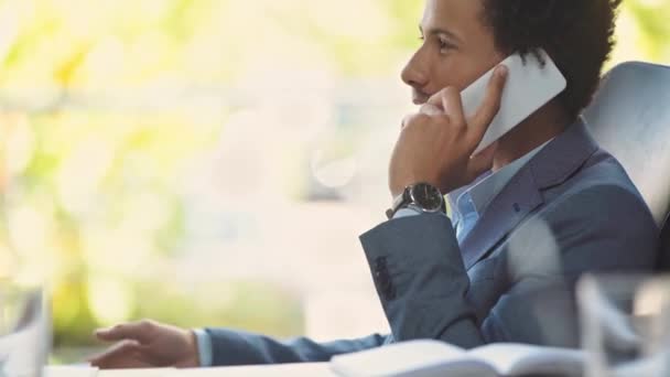 Hombre Negocios Afroamericano Sentado Silla Oficina Hablando Teléfono Inteligente — Vídeo de stock