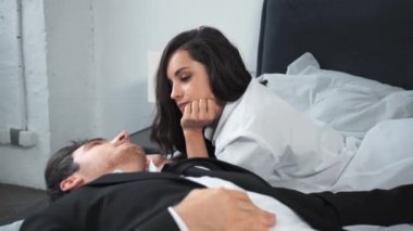 Gülümseyen kadın yalan söylüyor ve iş adamıyla konuşuyor 