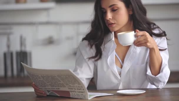 Vrouw Krant Lezen Drinken Koffie — Stockvideo