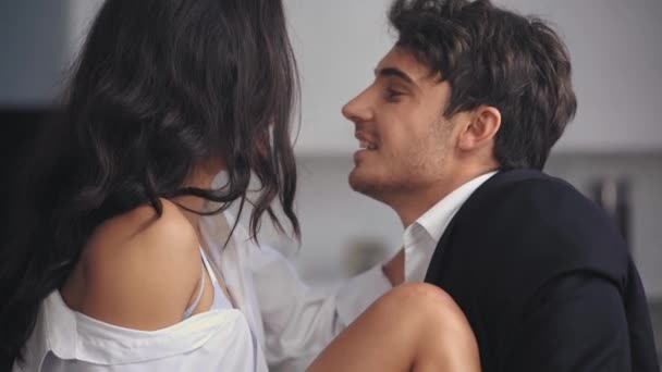 Sonriente Hombre Negocios Hablando Abrazando Novia — Vídeos de Stock