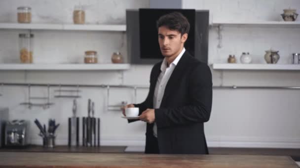 Geschäftsmann Stellt Tischtasse Auf Und Trinkt Kaffee — Stockvideo