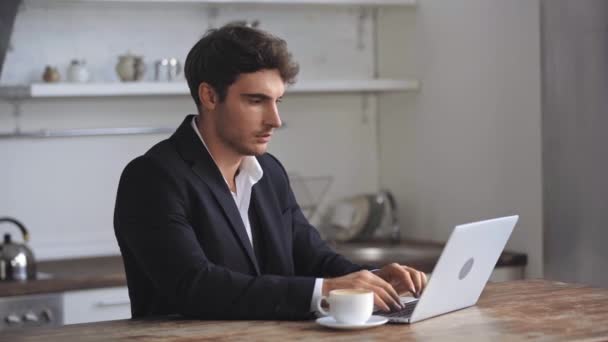 Επιχειρηματίας Χρησιμοποιώντας Φορητό Υπολογιστή Και Πίνοντας Καφέ — Αρχείο Βίντεο