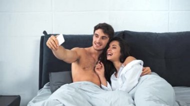 Erkek arkadaş kız arkadaşıyla selfie çekip huzur gösteriyor. 
