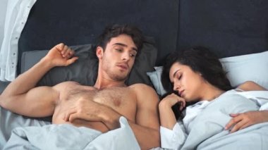 İş adamı uyanıyor ve giysilerini alıyor. 