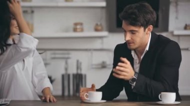 Kadın iş adamıyla konuşuyor ve kahve içiyor. 
