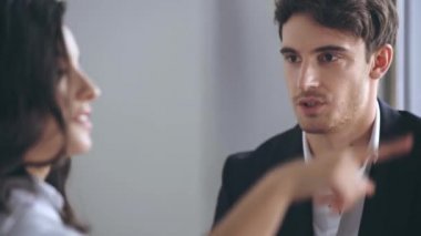 İş adamının sevgilisiyle konuşmasının seçici odağı 