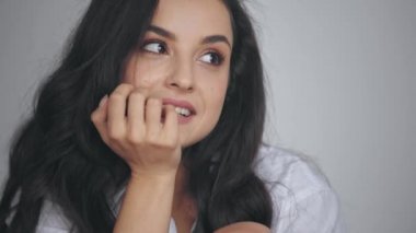 Evde gülümseyen ve konuşan çekici bir kadın. 