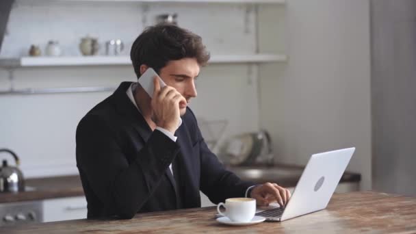 Hombre Negocios Escribiendo Hablando Teléfono Inteligente Beber Café — Vídeo de stock