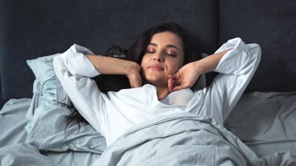 Femme Réveillant Étirant Dans Chambre — Video