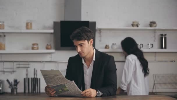 Zakenman Het Lezen Van Krant Vriendin Holding Cup — Stockvideo