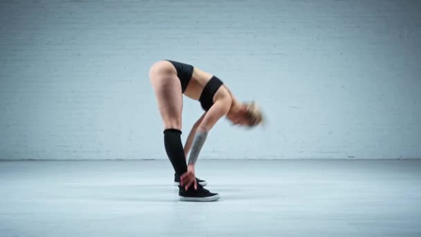 Aantrekkelijke Twerk Danser Stretching Dansstudio — Stockvideo